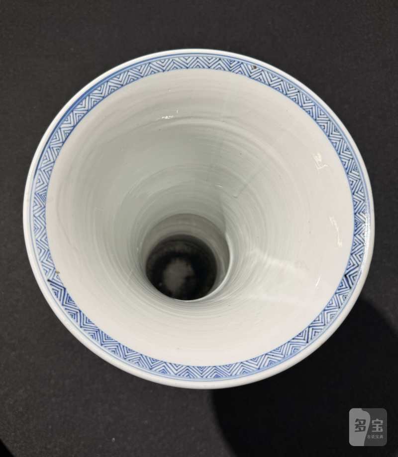 清康熙 青花鸳鸯绦故事图花觚 - 图7